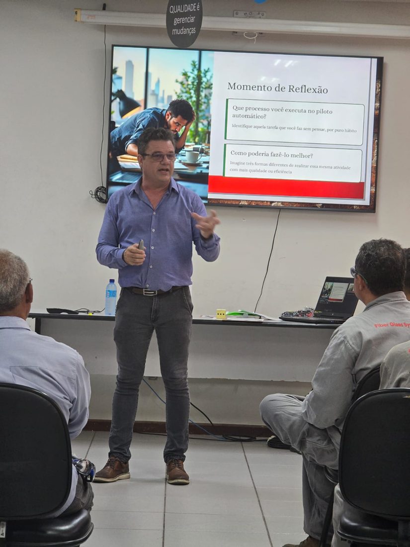 Anderson Félix apresentando conteúdo de inteligência emocional